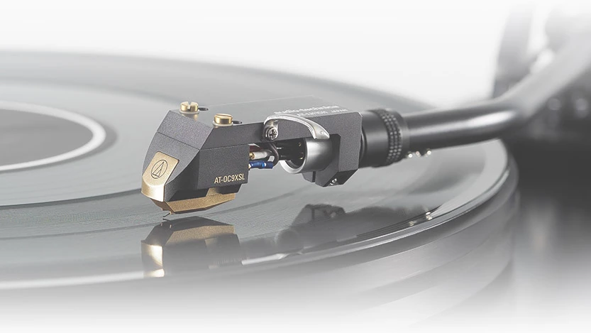 Gramofon może być wyposażony w przezroczystą osłonę chroniącą elementy urządzenia od kurz-u