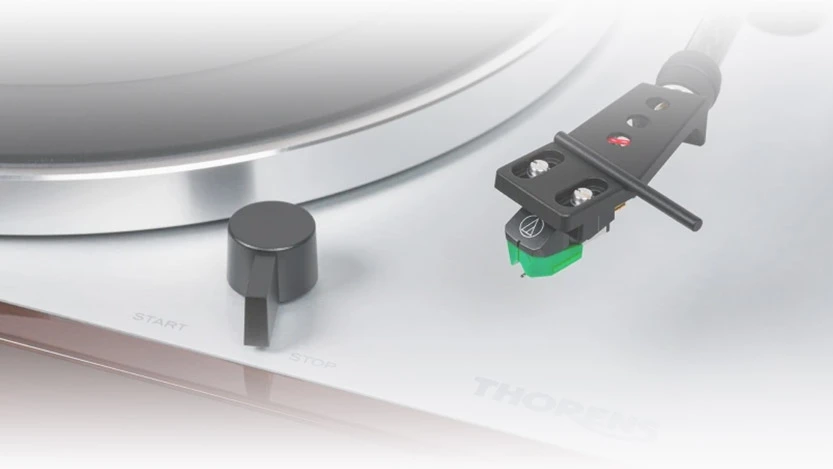 W zestawie z modelem TD 402 DD znajduje się najnowsza wkładka Audio-Technica z serii VM95 – model AT-V95E z igłą o szlifie eliptycznym.