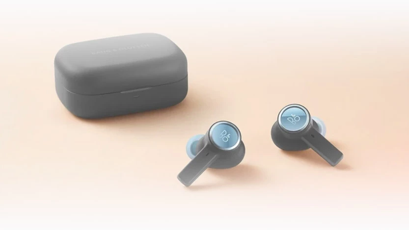 Model ten podobnie jak słuchawki Apple Airpods ma mikrofon na niewielkim wysięgniku (na zdj. Bang & Olufsen Beoplay EX)