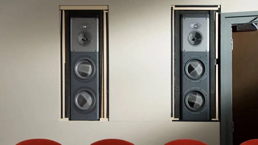 Źródłem sygnału audio-wideo w kinie domowym opartym na głośnikach instalacyjnych może być odtwarzacz blu-ray