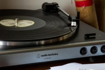 „Gra spokojnie, bez analogowej emfazy” – test gramofonu Audio-Technica AT-LP60XUSB w „Audio”