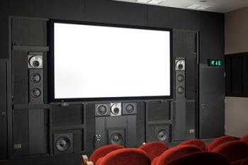 Jak rozbudować kino domowe z pomocą głośników do zabudowy?