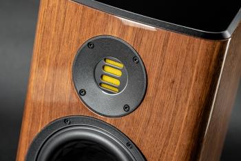 Vela BS404 – nowe podstawkowe kolumny głośnikowe firmy ELAC