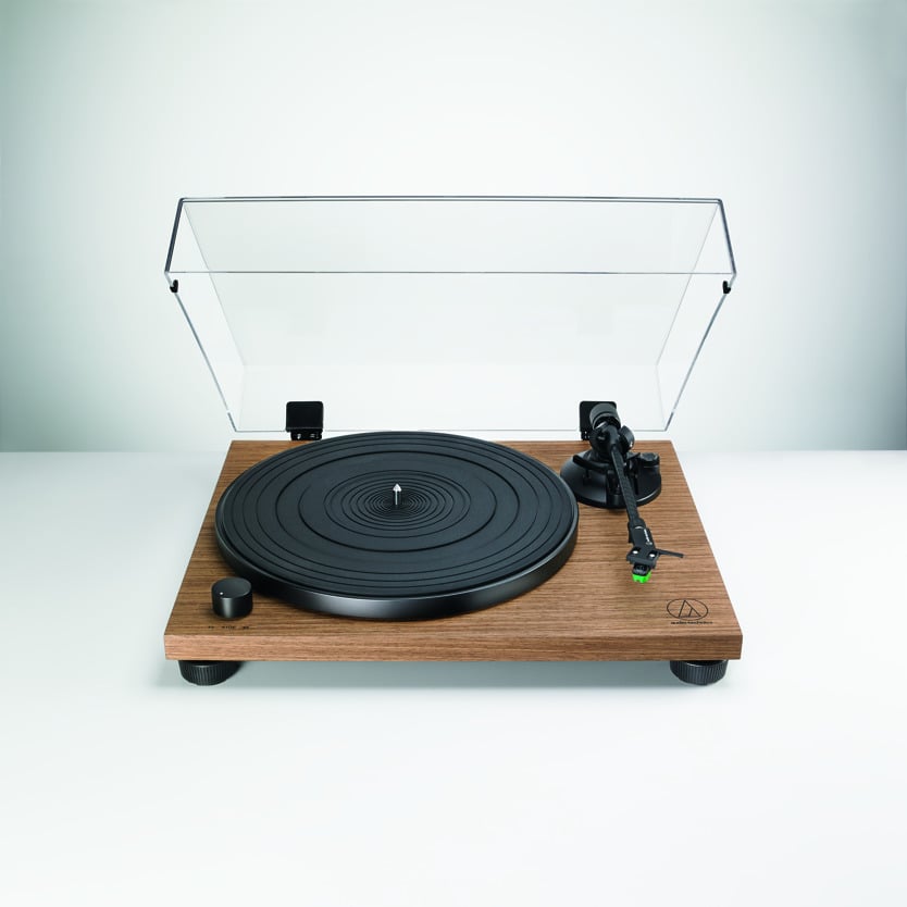 czy Audio-Technica AT-LPW40WN to gramofon z przedwzmacniaczem czy bez?