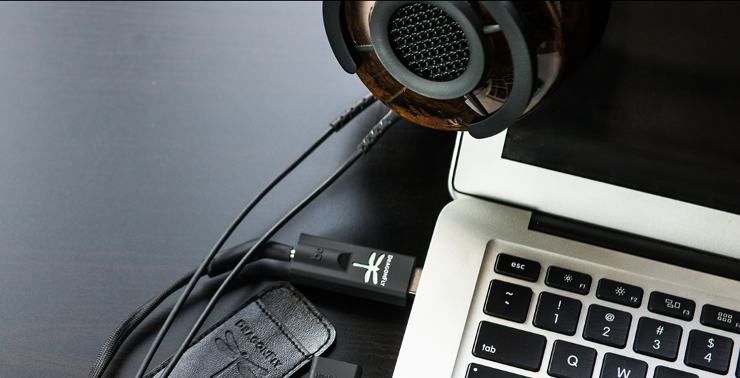 DragonFly w konfiguracji z laptopem i słuchawkami AudioQuest Nighthawk