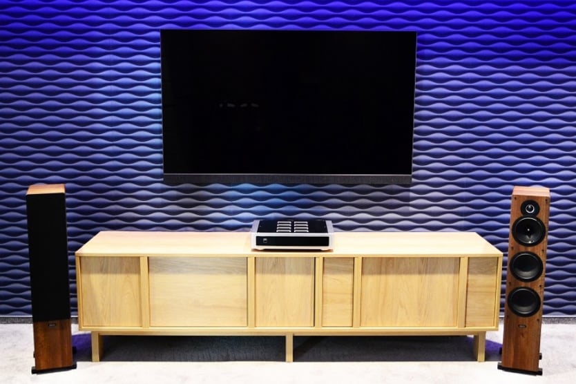 Indiana Line Tesi, uchwyty do telewizorów pozwalają zaoszczędzić miejsce w pomieszczeniu i wykorzystać szafkę np. na rozstawienie sprzętu audio