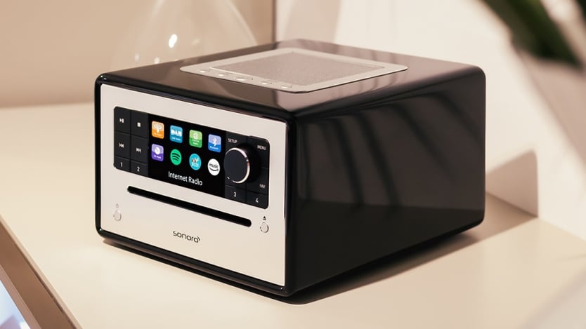 Radioodbiornik Sonoro Elite w użyciu, radio cyfrowe dab, radio internetowe mono, zasilanie sieciowe, zadzwoń i zamów tuner radia internetowego WiFi
