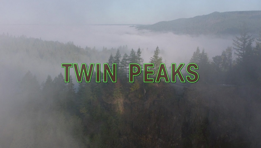Fot. Kadr z czołówki serialu Twin Peaks