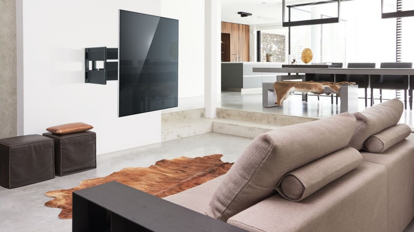 Opcja powieszenia telewizora (montażu telewizora) na ścianie zwiększa możliwości aranżacji wnętrza