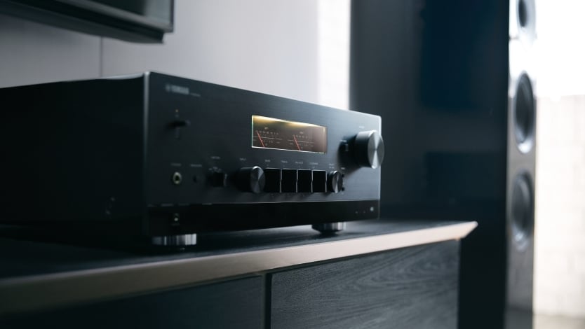 Yamaha MusicCAst R-N2000A to najnowszy amplituner, który zapewnia wysoką jakość dźwięku oraz obsługę radia internetowego i może łączyć się z systemem multiroom