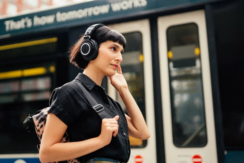 Słuchawki nauszne Audio-Technica ATH-M50xBT2 na uszach modelki