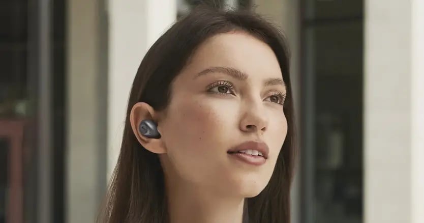 Słuchawki KEF MU3 w uszach modelki