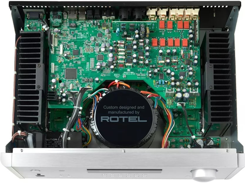 układy elektroniczne wzmacniacza Rotel RA1572 MKII, w prawym dolnym rogu widać pokrętło głośności i podłączoną do niego elektronikę