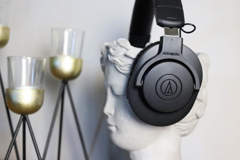 słuchawki ATH-M20xBT mają opcję sterowania odtwarzaniem muzyki za pośrednictwem przycisków zintegrowanych z nausznikiem
