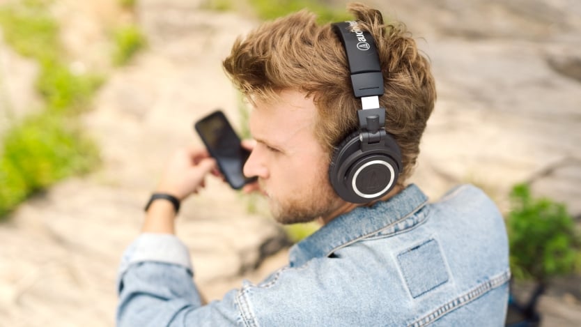 Poszukujesz dobrych słuchawek bezprzewodowych? sprawdź model Audio Technica ATH-M50xBT2