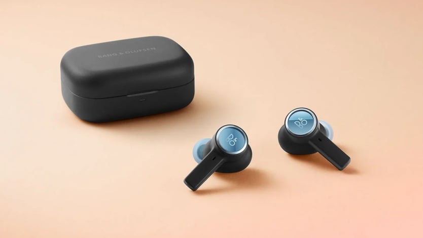 Model ten podobnie jak słuchawki Apple Airpods ma mikrofon na niewielkim wysięgniku (na zdj. Bang & Olufsen Beoplay EX)