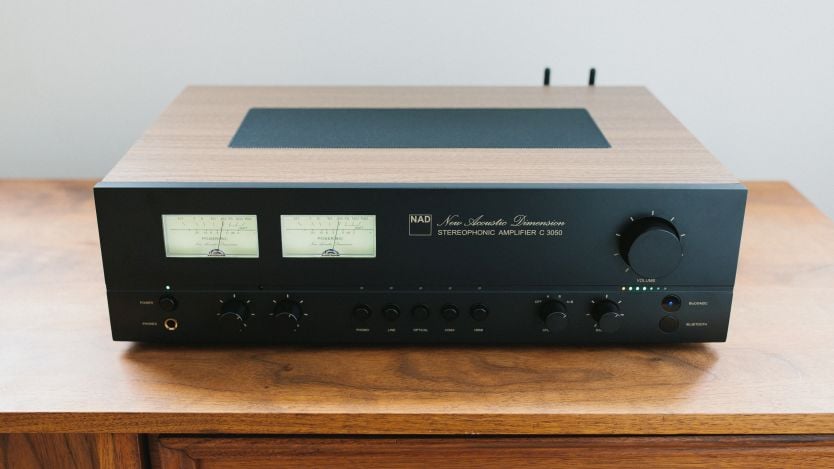 Wskaźnik wysterowania audio w modelu C 3050 firmy NAD - po jednym na kanał