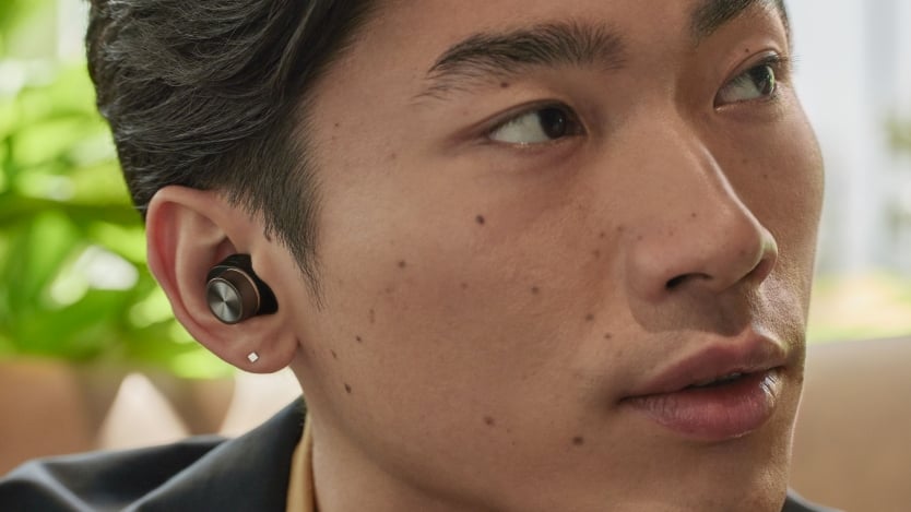 Jakie słuchawki bezprzewodowe douszne kupić? Zwróć uwagę na ofertę marki Bowers & Wilkins.