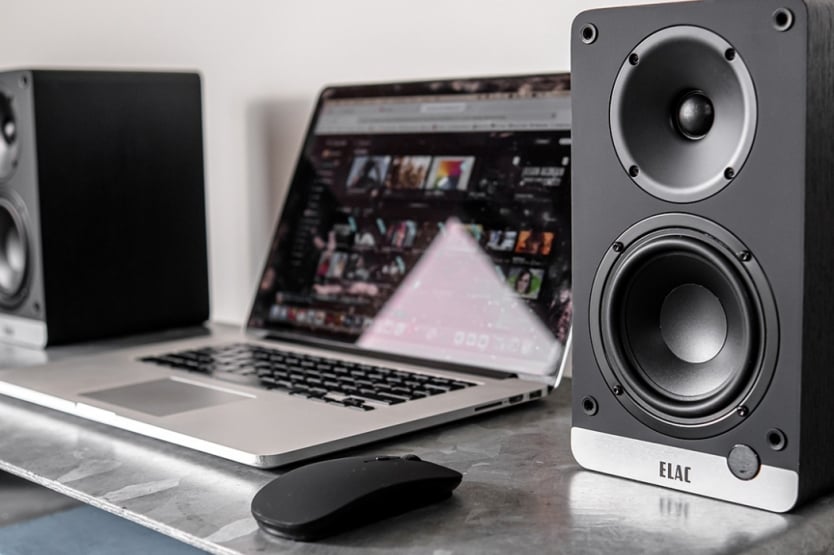 Aby uzyskać wysokiej jakości dźwięk wbudowane głośniki w laptopa są niewystarczające, dlatego warto sięgnąć po głośniki aktywne lub oddzielny zestaw stereo