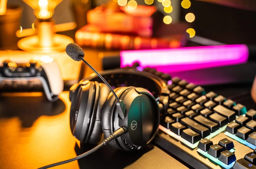 Słuchawki gamingowe zapewniają przestrzenny dźwięk i doskonałe dopasowanie do głowy użytkownika.