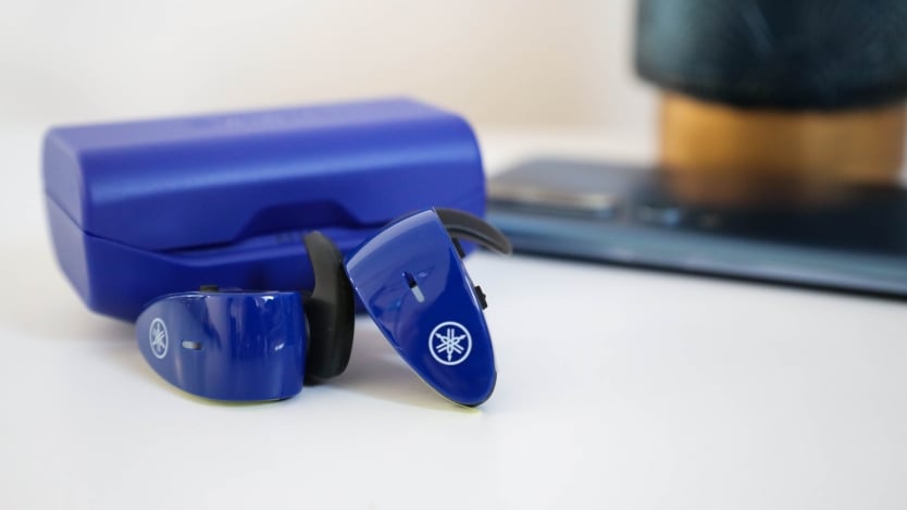 Jakie słuchawki zamiast AirPods, Yamaha TW-ES5A niebieskie