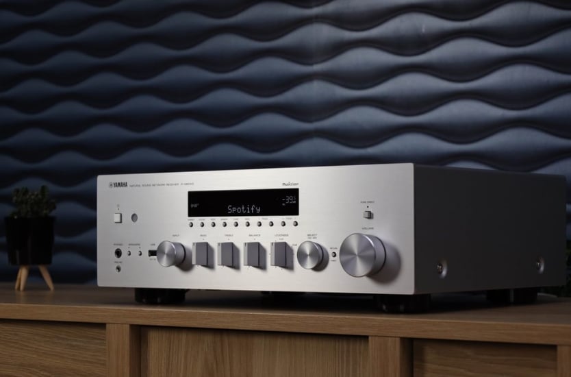 Yamaha MusicCast R-N803D wymaga odpowiednich kolumn głośnikowych
