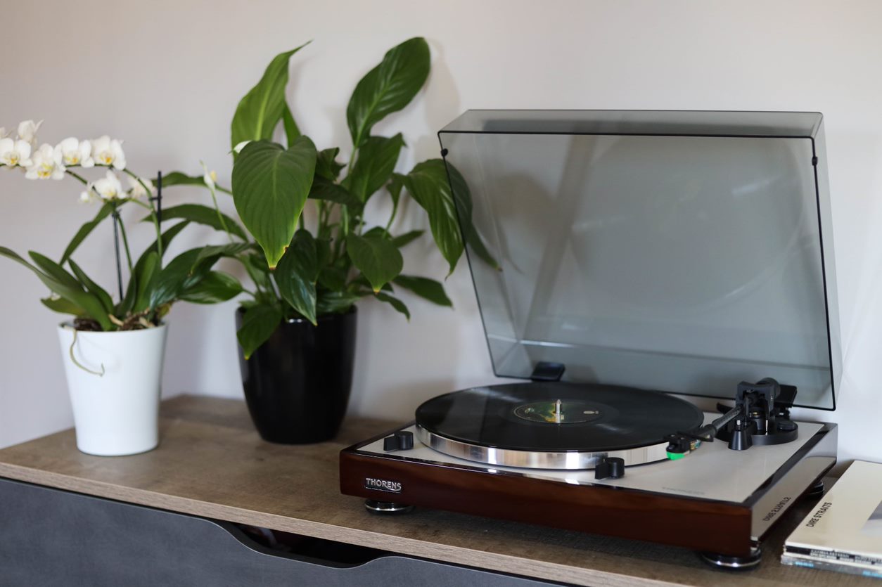 Na rynku można znaleźć niewiele lepiej prezentujących się gramofonów niż Thorens TD 402 DD 